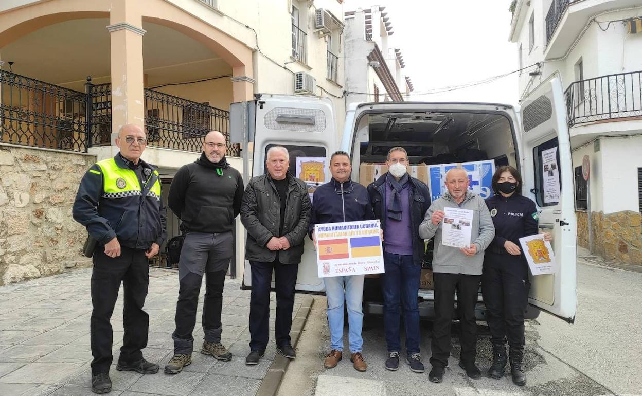 En el centro Vladimir y Antonio Cobos, minutos antes de salir cargados de material humanitario con la furgoneta que les llevará a Ucrania.