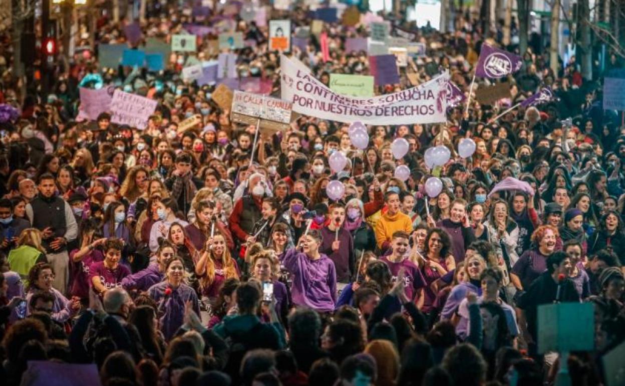 El color violeta ha tomado las calles de Granada de nuevo para reivindicar el feminismo.