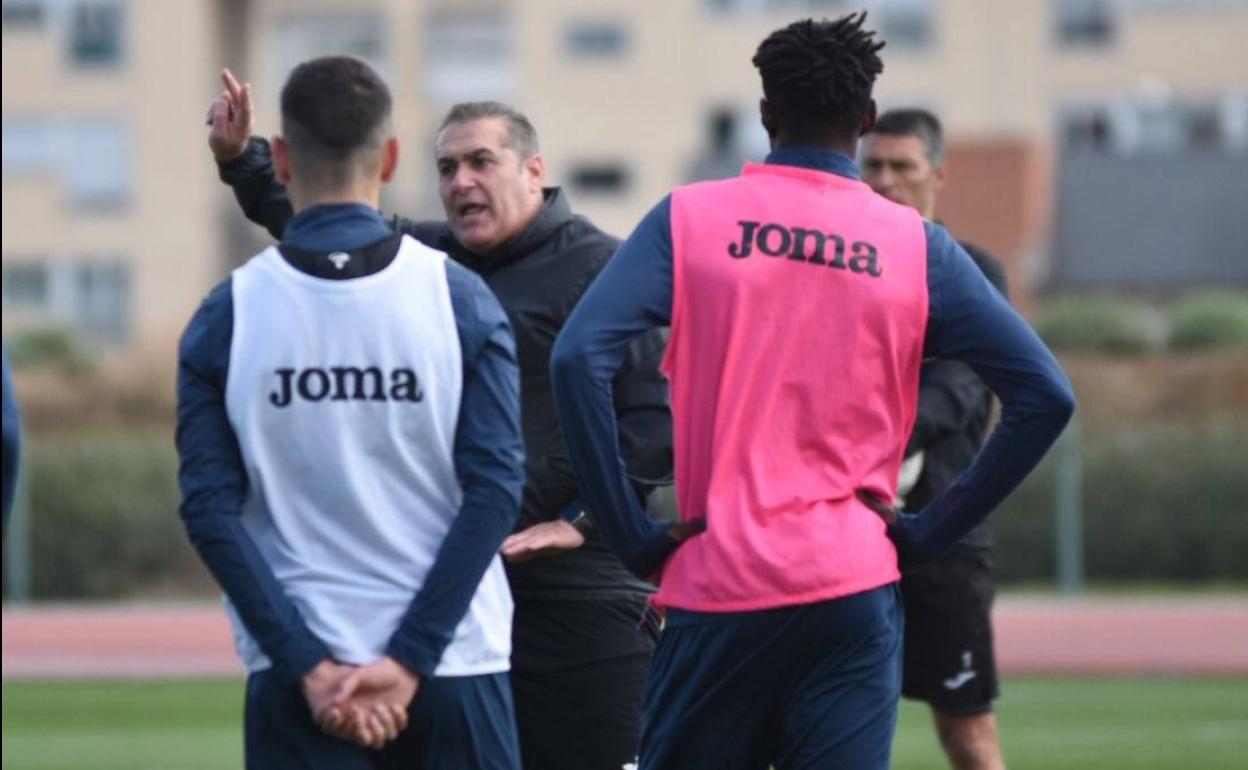 José Ramón Sandoval dirige al Fuenlabrada en su primer entrenamiento. 