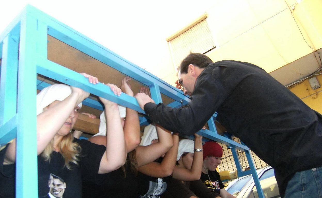 Cuadrilla de mujeres en la hermandad de los Ferroviarios, en una foto de archivo.