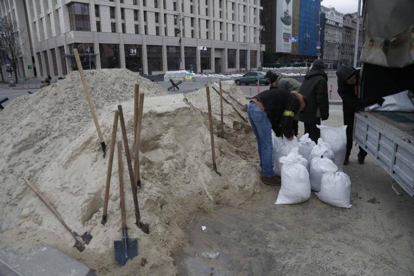 Voluntarios organizan barricadas en Kiev para resistir a la invasión rusa.