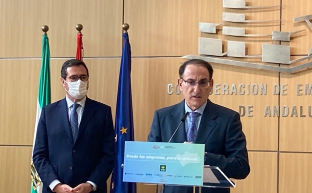 Antonio Garamendi y Javier González de Lara, en la sede de la CEA.