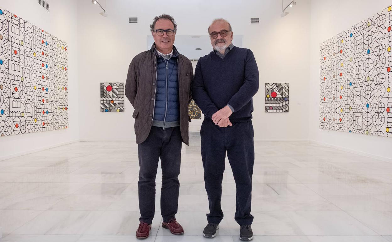 Juan Antonio Jiménez Villafranca, director del Instituto de América, posa con José María Bermejo en la exposición.