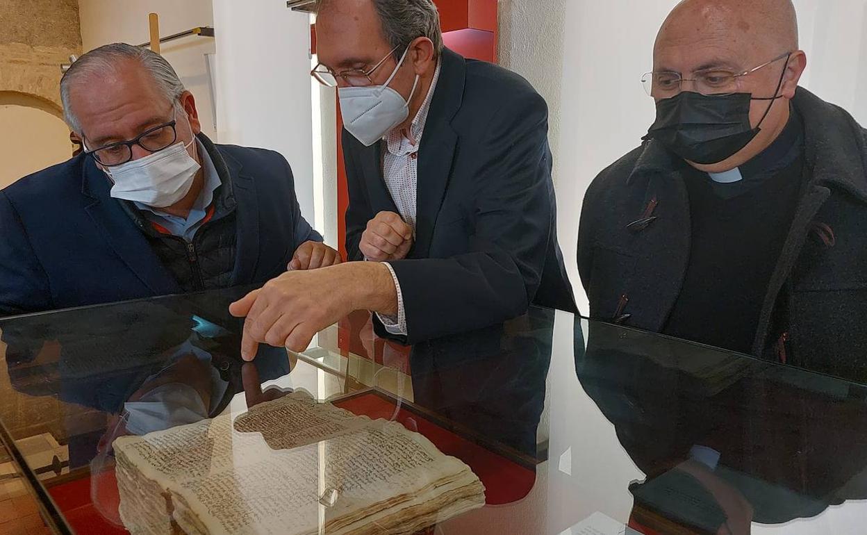 Jesús Estrella, Ángel del Arco y Francisco Juan Martínez Rojas observan uno de los documentos. 