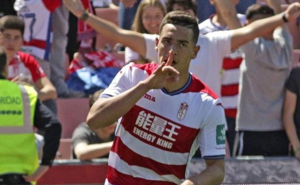 El argentino Ponce manda a callar a la grada rojiblanca tras un gol al Valencia. 