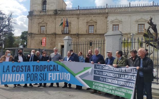 Los agricultores despliegan una pancarta reivindicativa. 