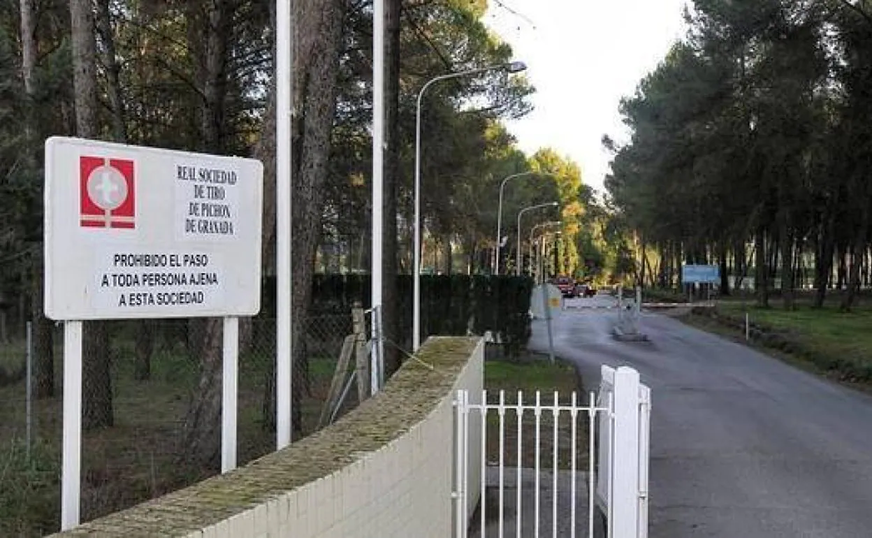 Entrada al recinto de la Real Sociedad de Tiro de Pichón, en el pantano de Cubillas.