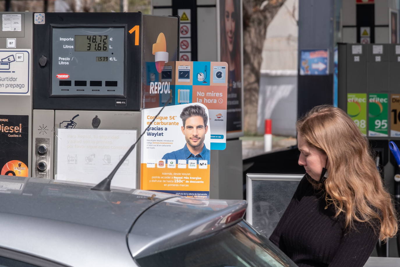 Una clienta en una gasolinera granadina. 