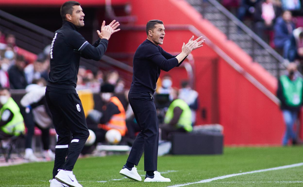 Francisco anima a sus pupilos junto a su excompañero Rubén Torrecilla en la banda. 