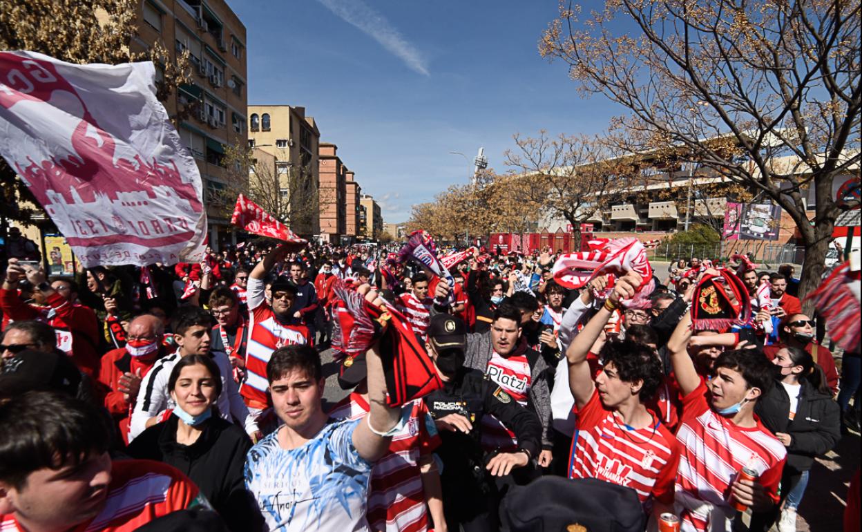 Hubo buen ambiente en los alrededores de Los Cármenes desde horas antes del inicio del partido para apoyar al equipo desde su llegada al estadio. 
