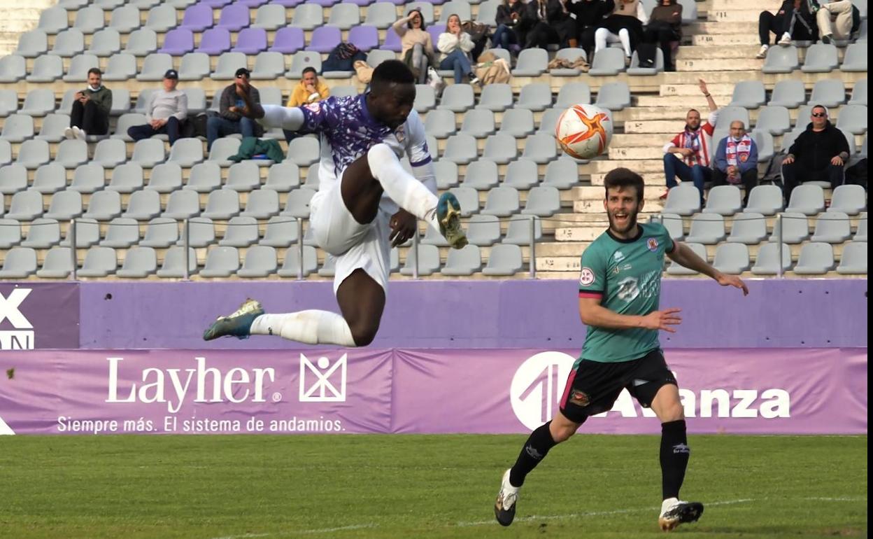 Adama realiza un remate acrobático ante la atenta mirada de Juanlu, en una acción que no acabó en gol tras repeler el travesaño el esférico. 