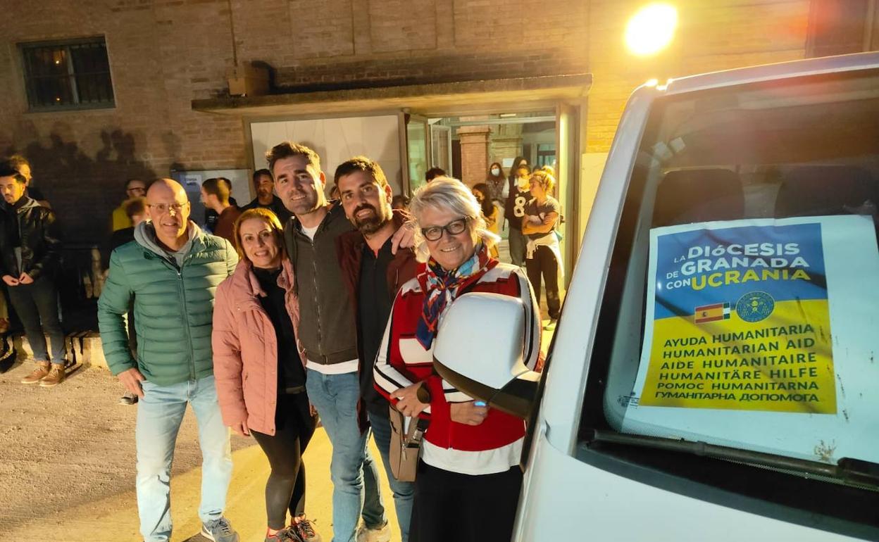 'Furgonetas por la paz' antes de salir este domingo por la noche con destino a Polonia.