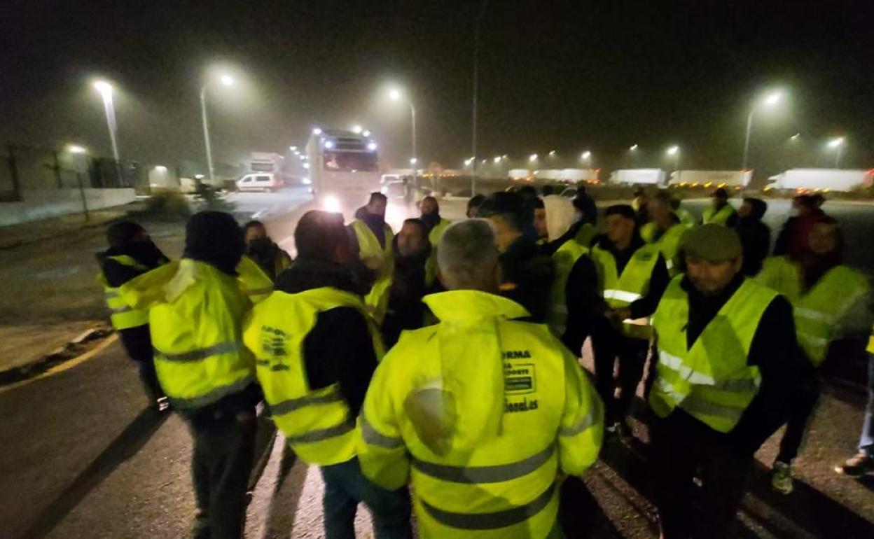 Piquete de camioneros en el centro logístico de Mercadona.