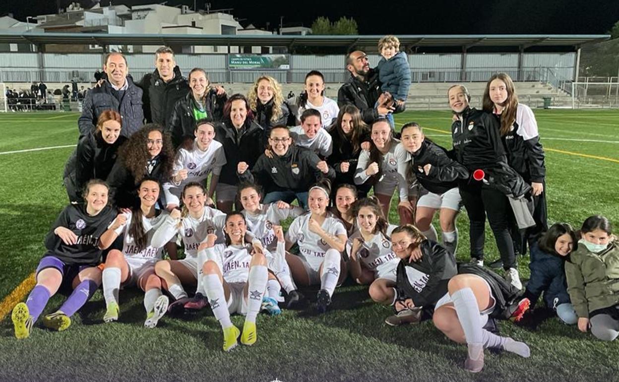 El Real Jaén femenino celebró, tras finalizar su partido ante el Linares, el ascenso de categoría. 