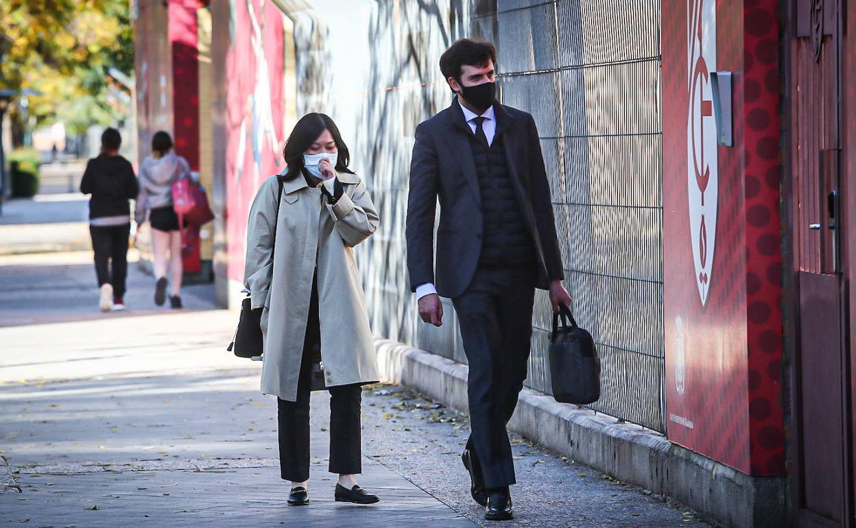 Sophia Yang y Javier Aranguren, en la entrada del estadio. 