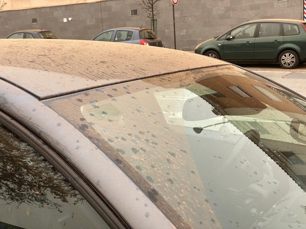 Polvo en los coches, calles y en el ambiente llegado del Sahara