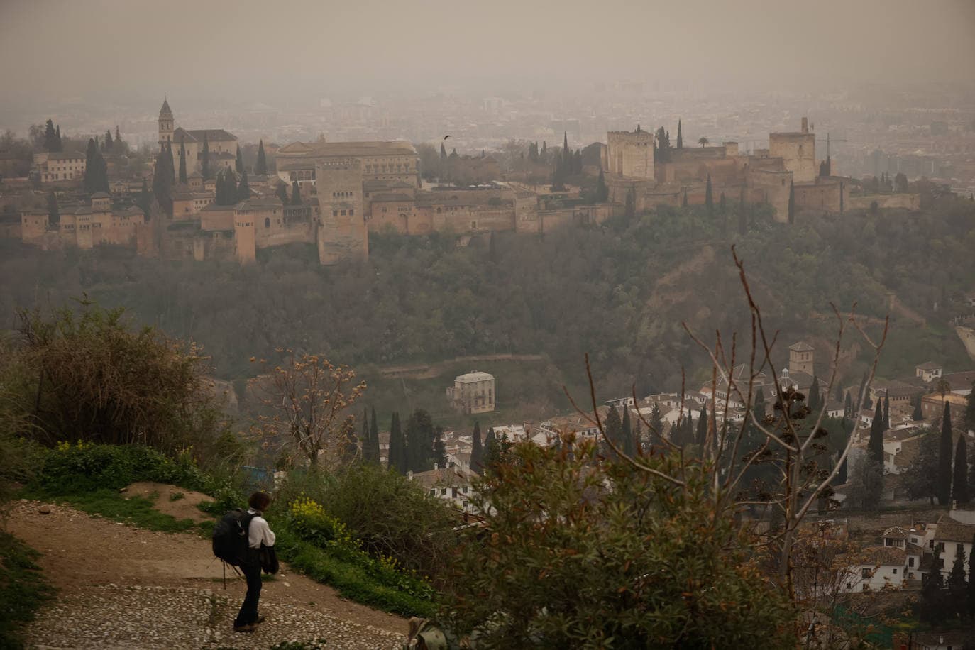 Polvo en los coches, calles y en el ambiente llegado del Sahara