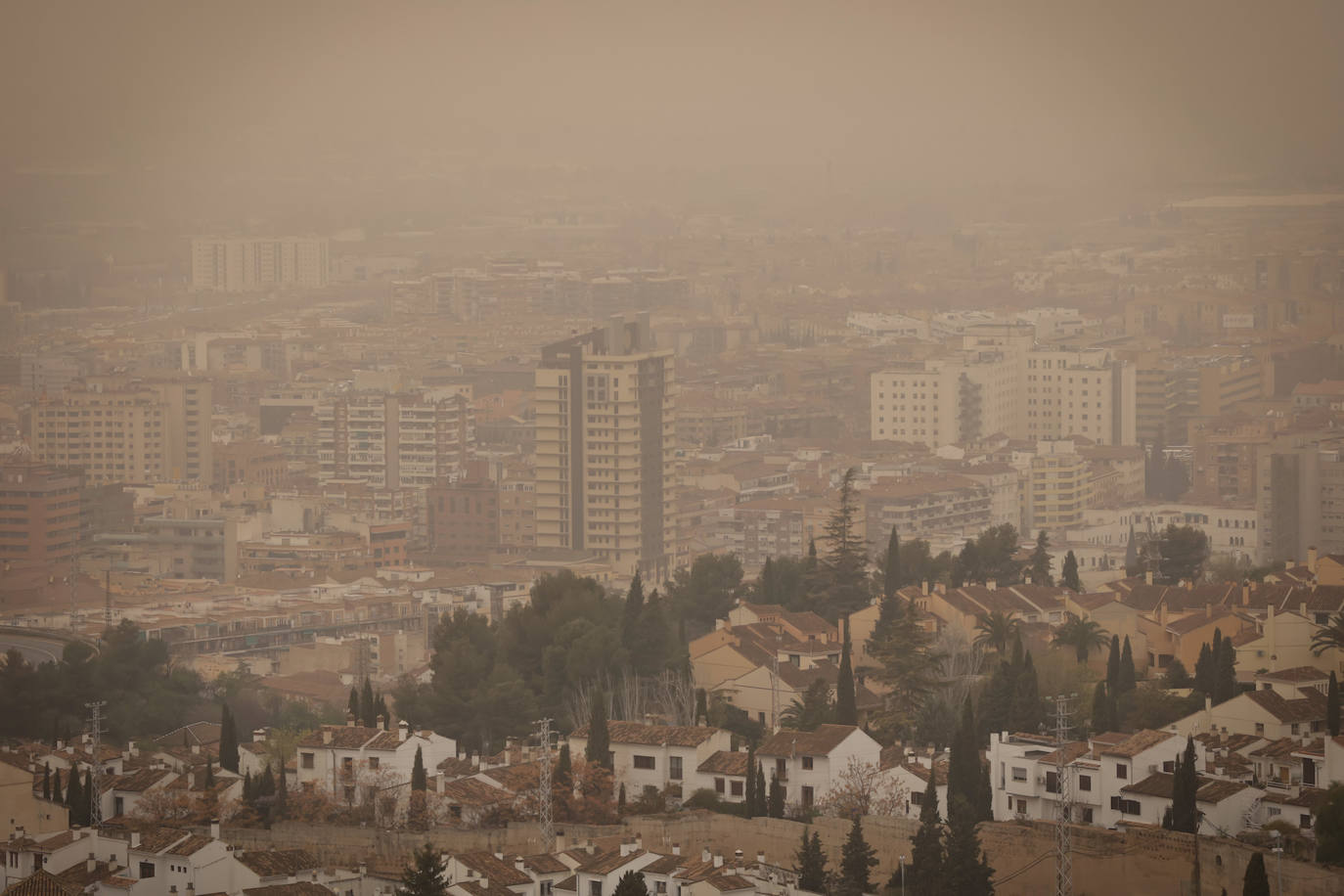 Polvo en los coches, calles y en el ambiente llegado del Sahara