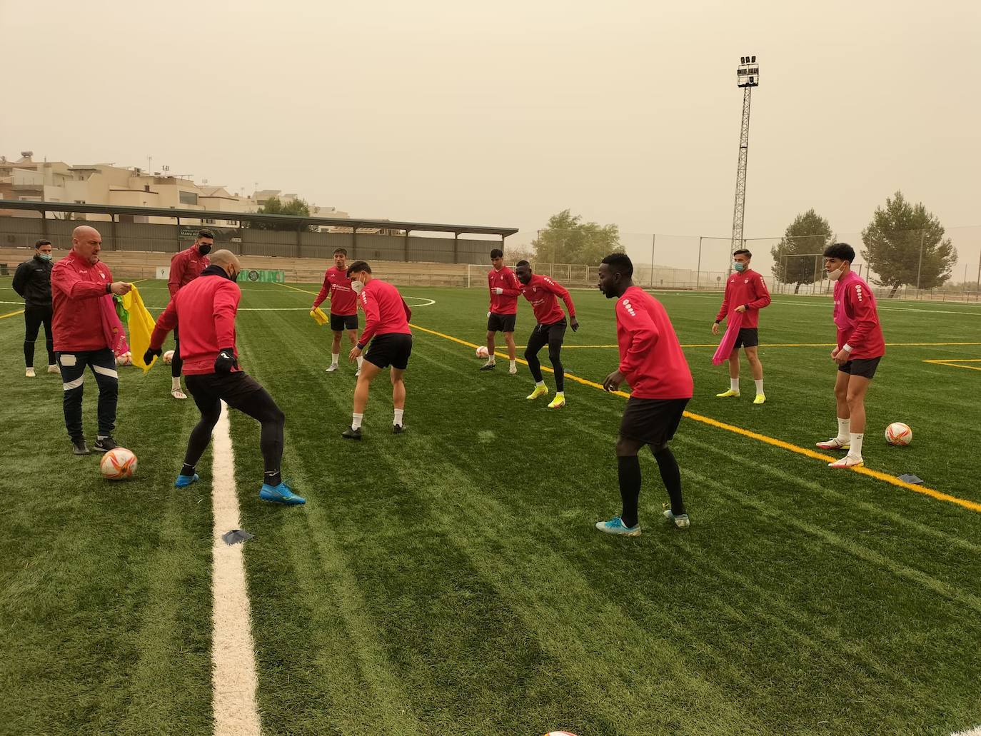 Entrenamiento, ayer, del conjunto blanco, con Abanga en segundo plano, entre Moha y Adama.