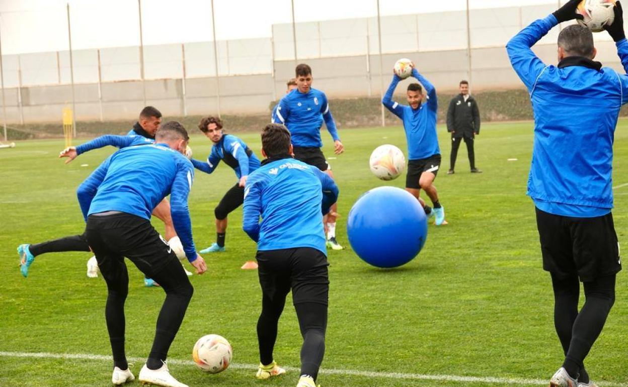 Los futbolistas se divierten durante un instante del entrenamiento. 