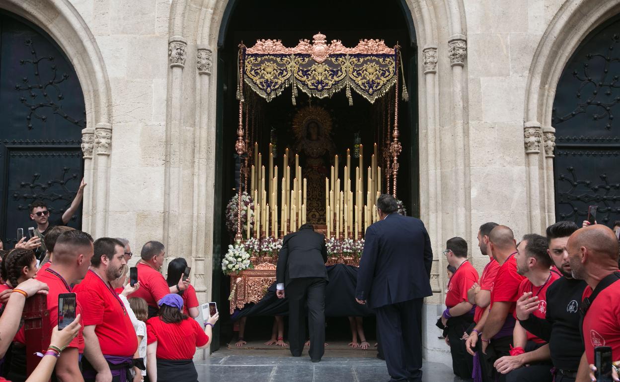 Las costaleras de la Virgen del Sacromonte acusan a la hermandad de  «machismo y racismo» | Ideal