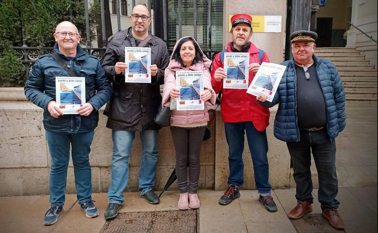 Miembros de algunas de las plataformas, frente a la Subdelegación del Gobierno.