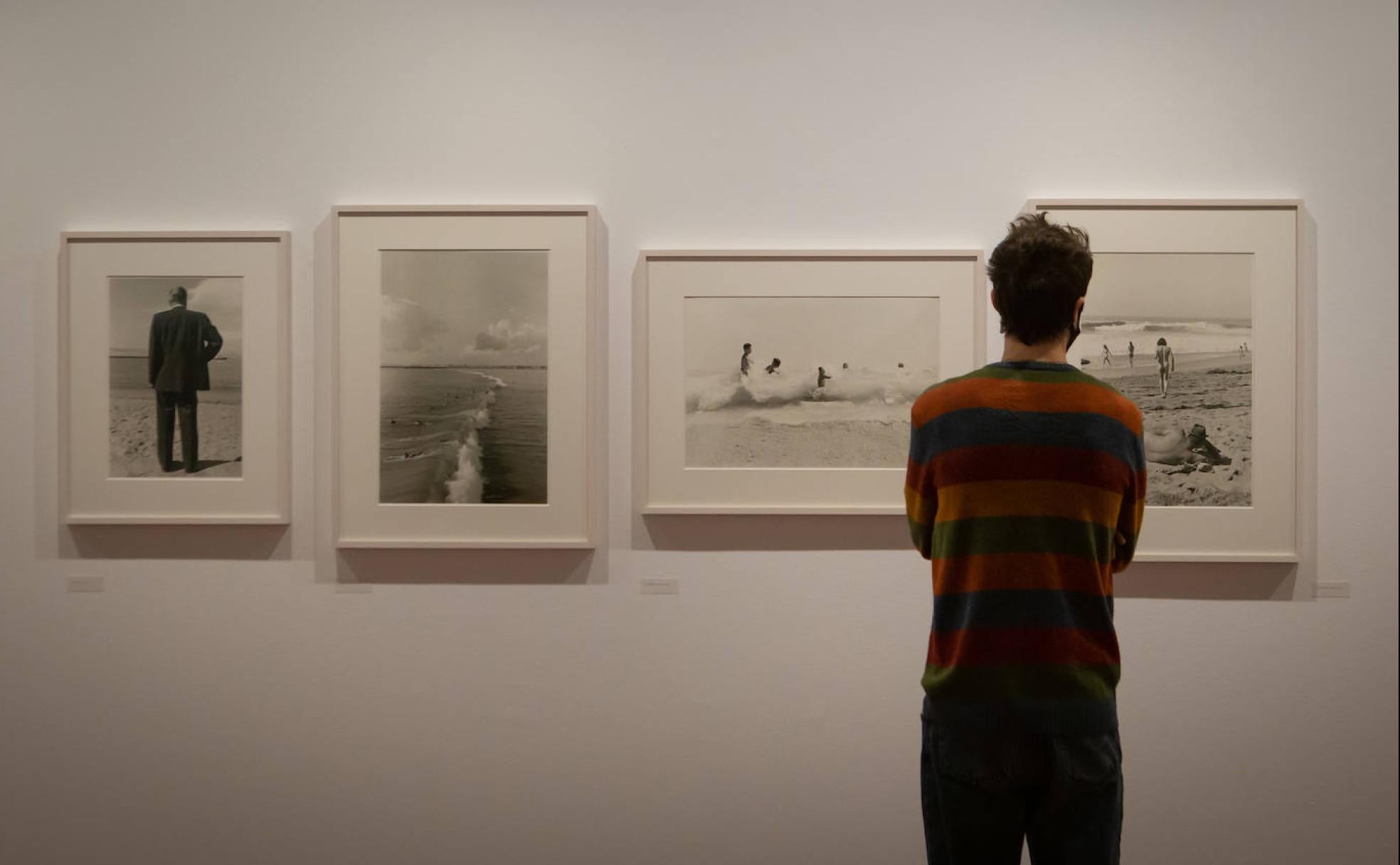 Visitante observa las fotos de Wessel en la primera planta del Guerrero. 