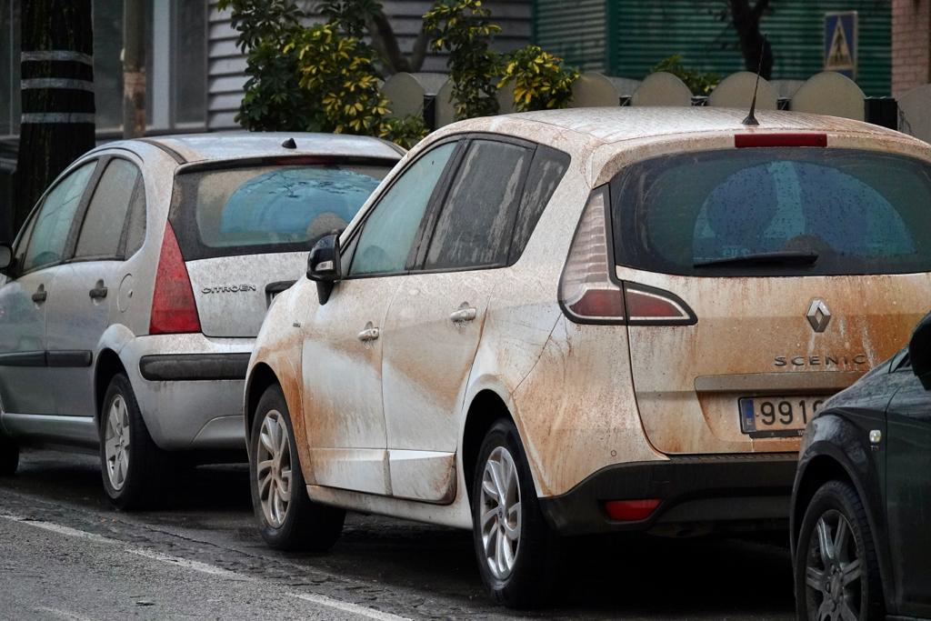 Suciedad y polvo en los coches y mobiliario urbano de Granada