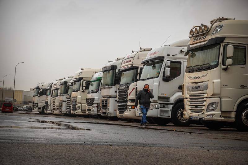 Los almacenes hortofrutícolas de la Costa paralizan su actividad ante la falta de camiones para sacar mercancía