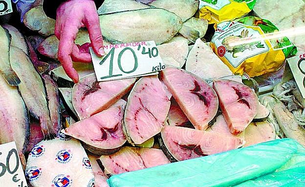 Alertan del uso de etiquetas falsas para ocultar pescado congelado caducado en Granada