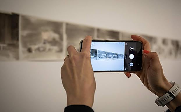 Fotografiando la obra de Lasurt. 