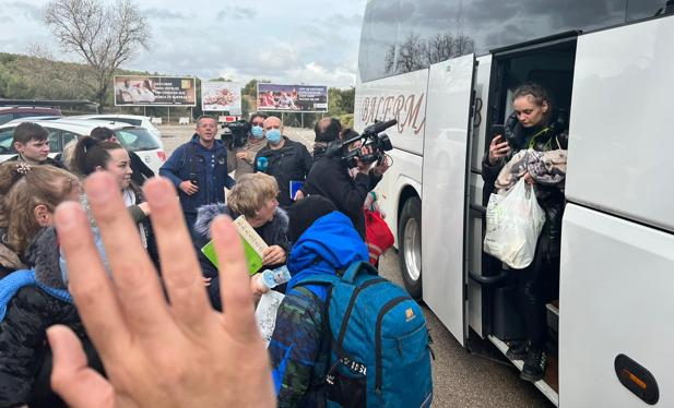 Imagen principal - La expedición granadina regresa a Loja con 51 refugiados ucranianos tras recorrer media Europa