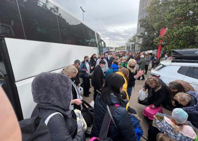 Imagen secundaria 1 - La expedición granadina regresa a Loja con 51 refugiados ucranianos tras recorrer media Europa