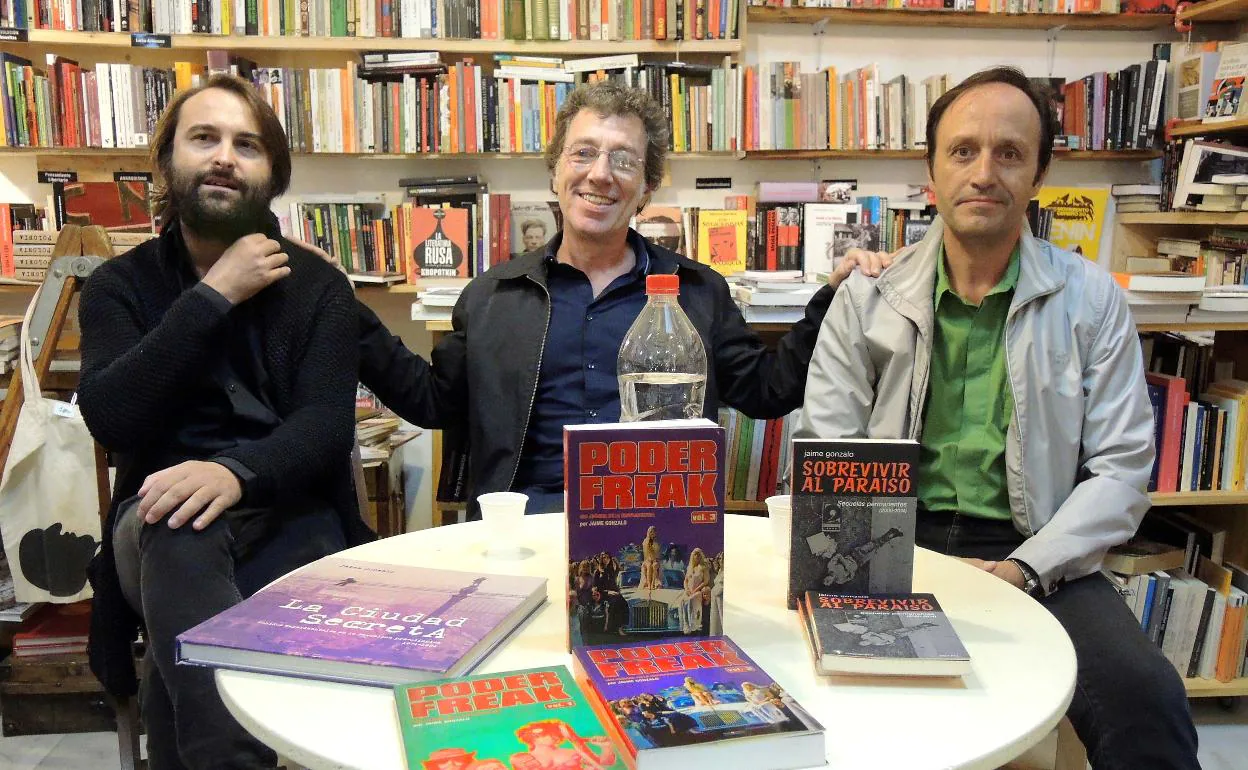 Eduardo Tébar, Jaime Gonzalo y Manuel Borrero en la libreria Bakakai 