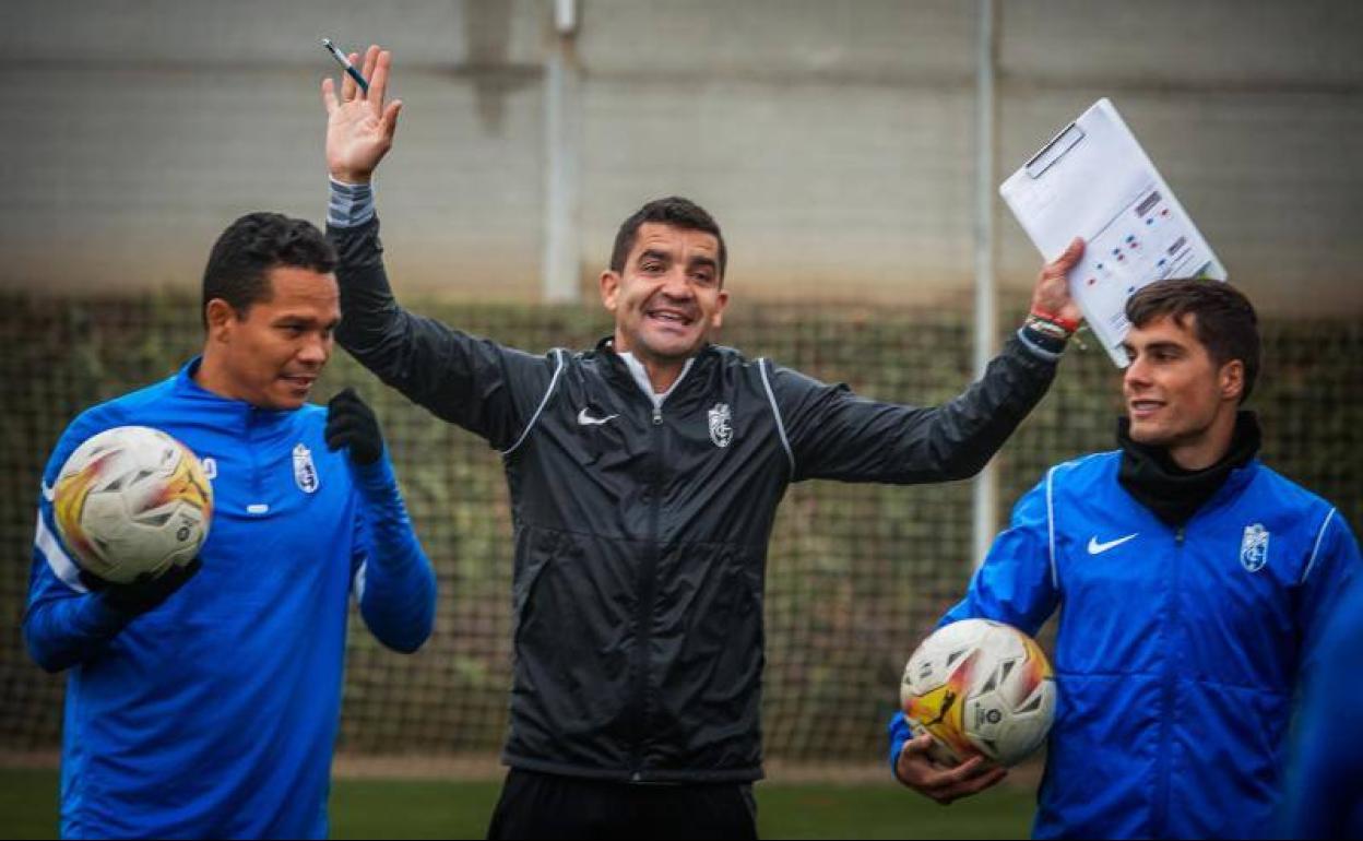 Rubén Torrecilla da indicaciones durante un entrenamiento de esta semana. 