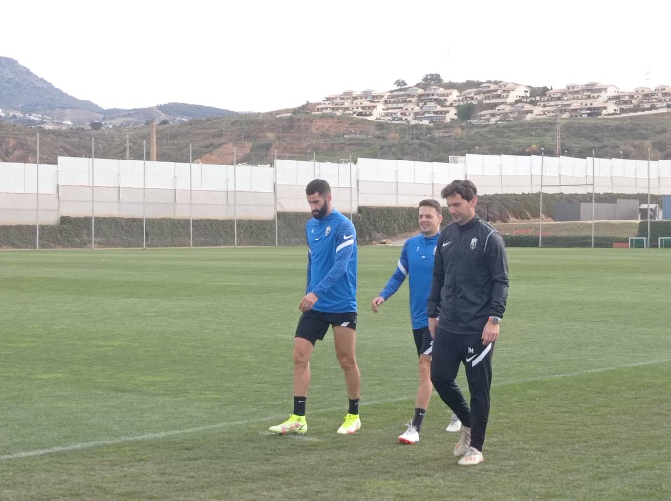 Maxime Gonalons y Santiago Arias, junto al readaptador José Molina. 