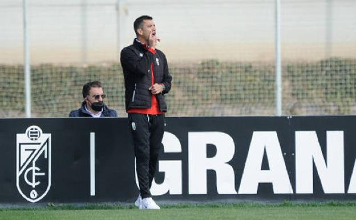 Rubén Torrecilla da instrucciones a sus jugadores durante su etapa al frente del Recreativo. 