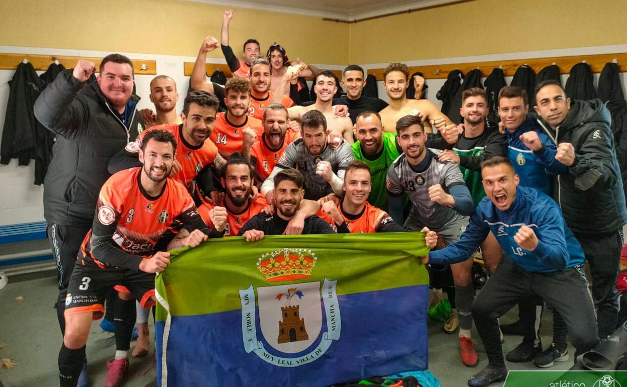 Los jugadores del Atlético Mancha Real celebrando la victoria en el vestuario. 