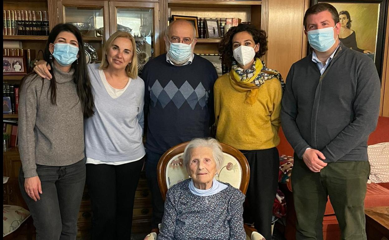 Doña Encarna sentada en la foto