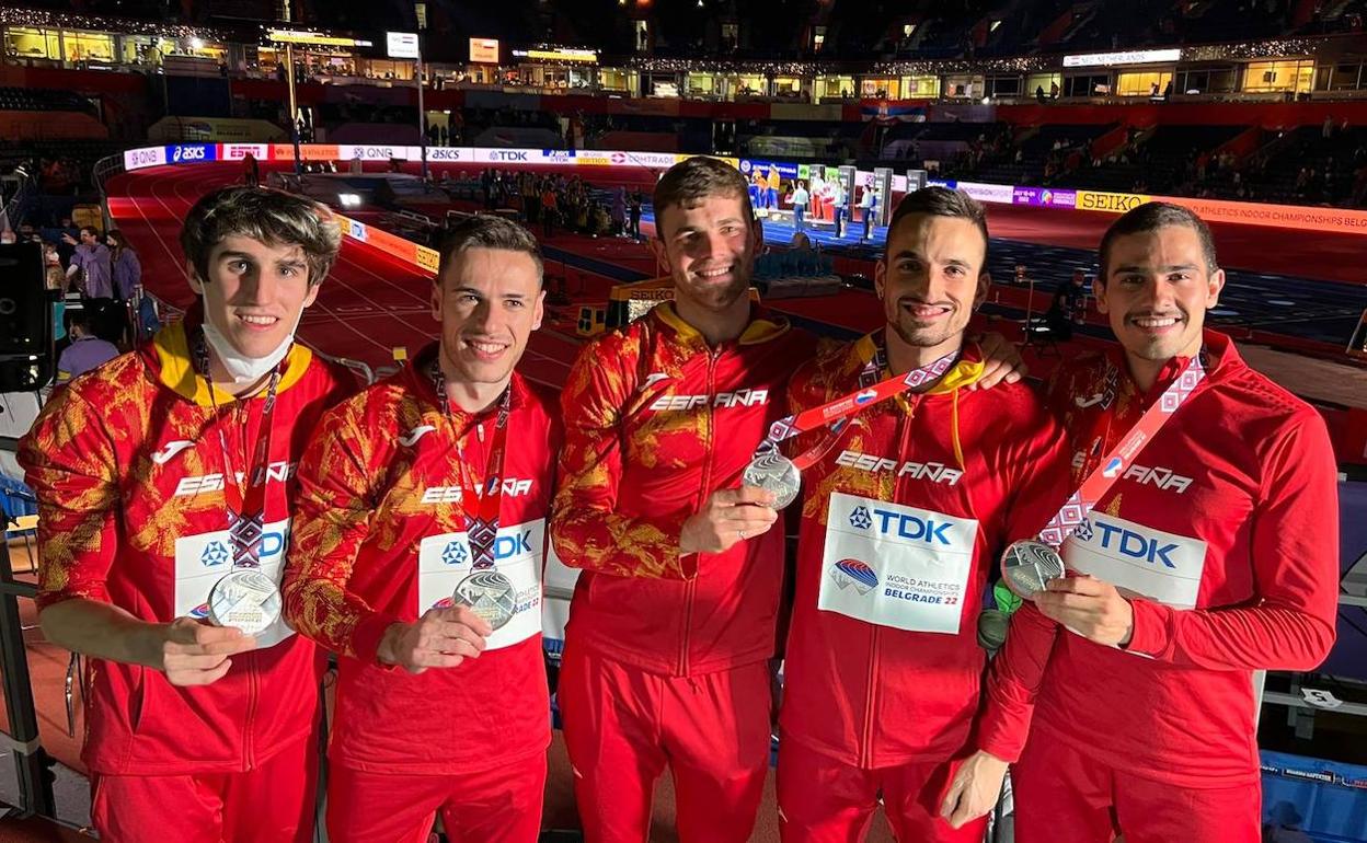 Los integrantes del relevo masculino, con Javi Sánchez en el centro, celebran la plata. 