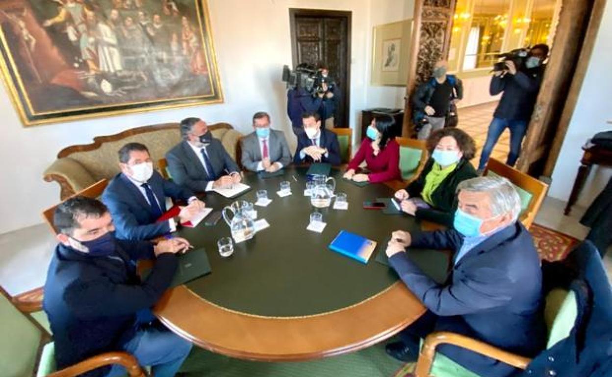 Participantes en la 'cumbre' de los Mártires.