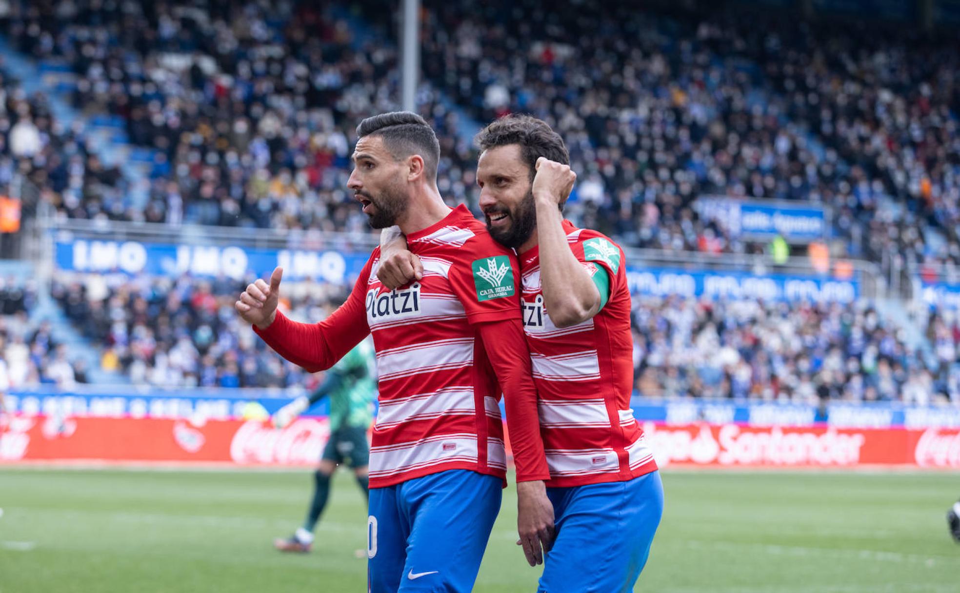 Germán abraza a Puertas tras el gol del almeriense. 