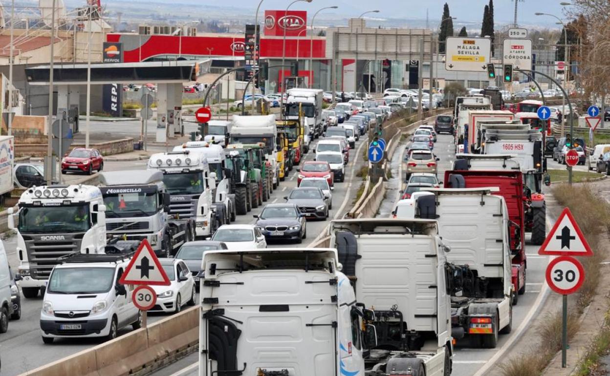 Los tractores y camiones provocan problemas de circulación en Granada