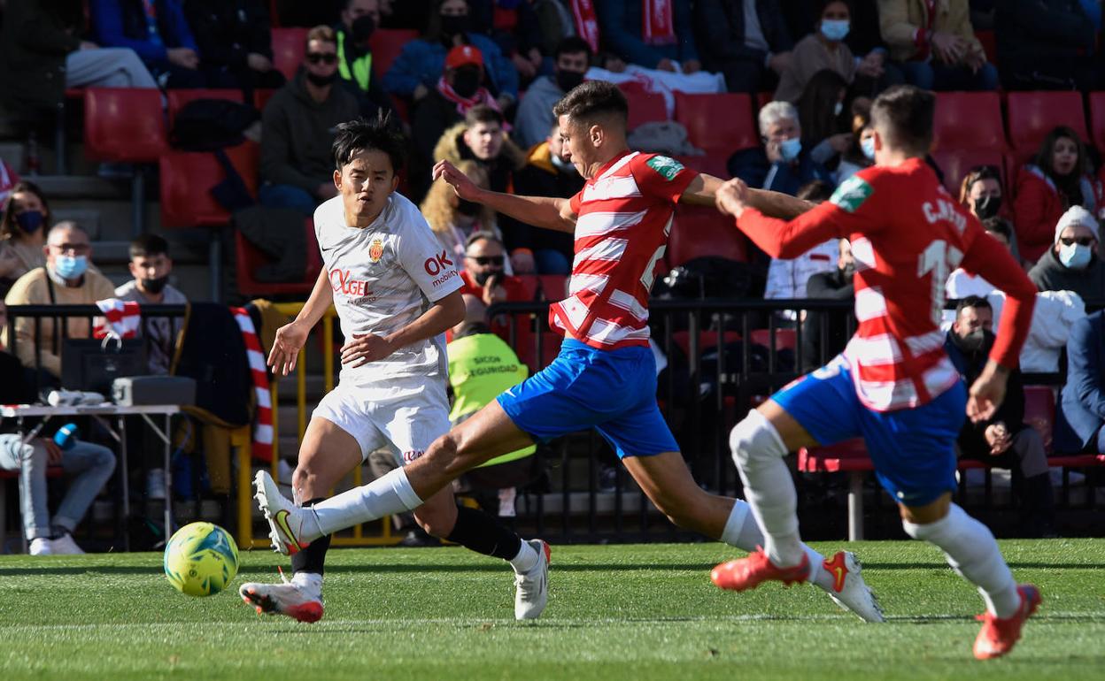 Raúl Torrente intenta taponar el avance de Take Kubo, en el partido con el Mallorca en Los Cármenes. 