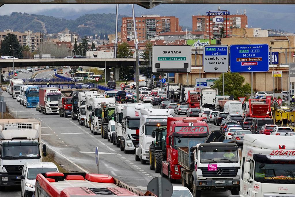 Tractores y camiones por el centro de Granada