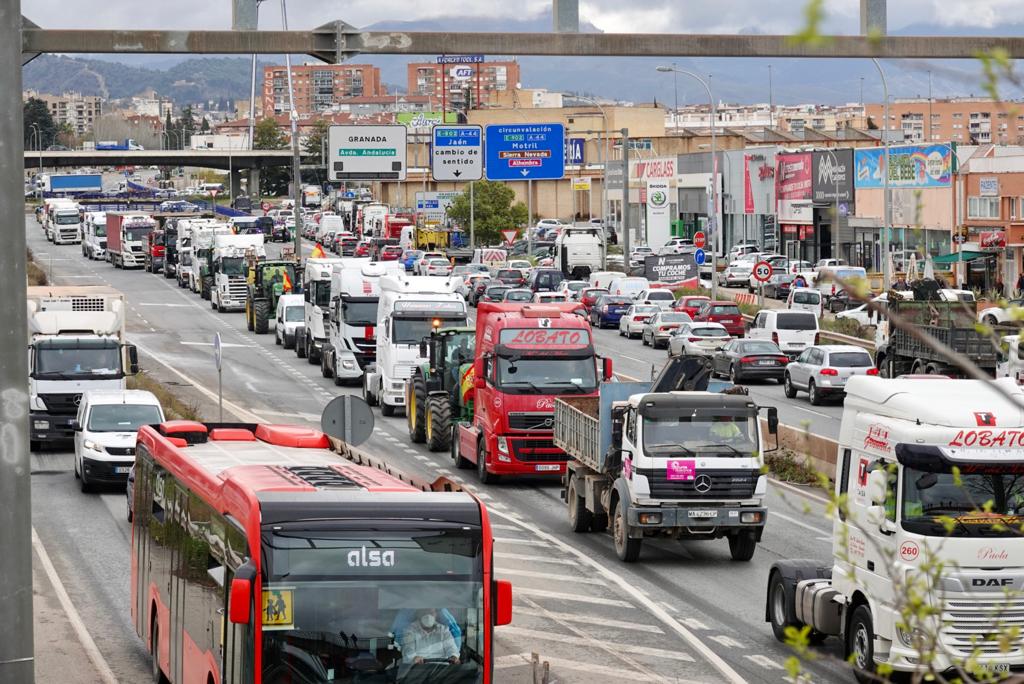 Tractores y camiones por el centro de Granada