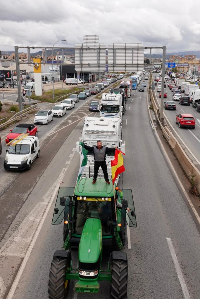 Tractores y camiones por el centro de Granada