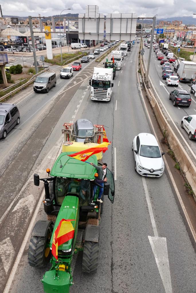 Tractores y camiones por el centro de Granada
