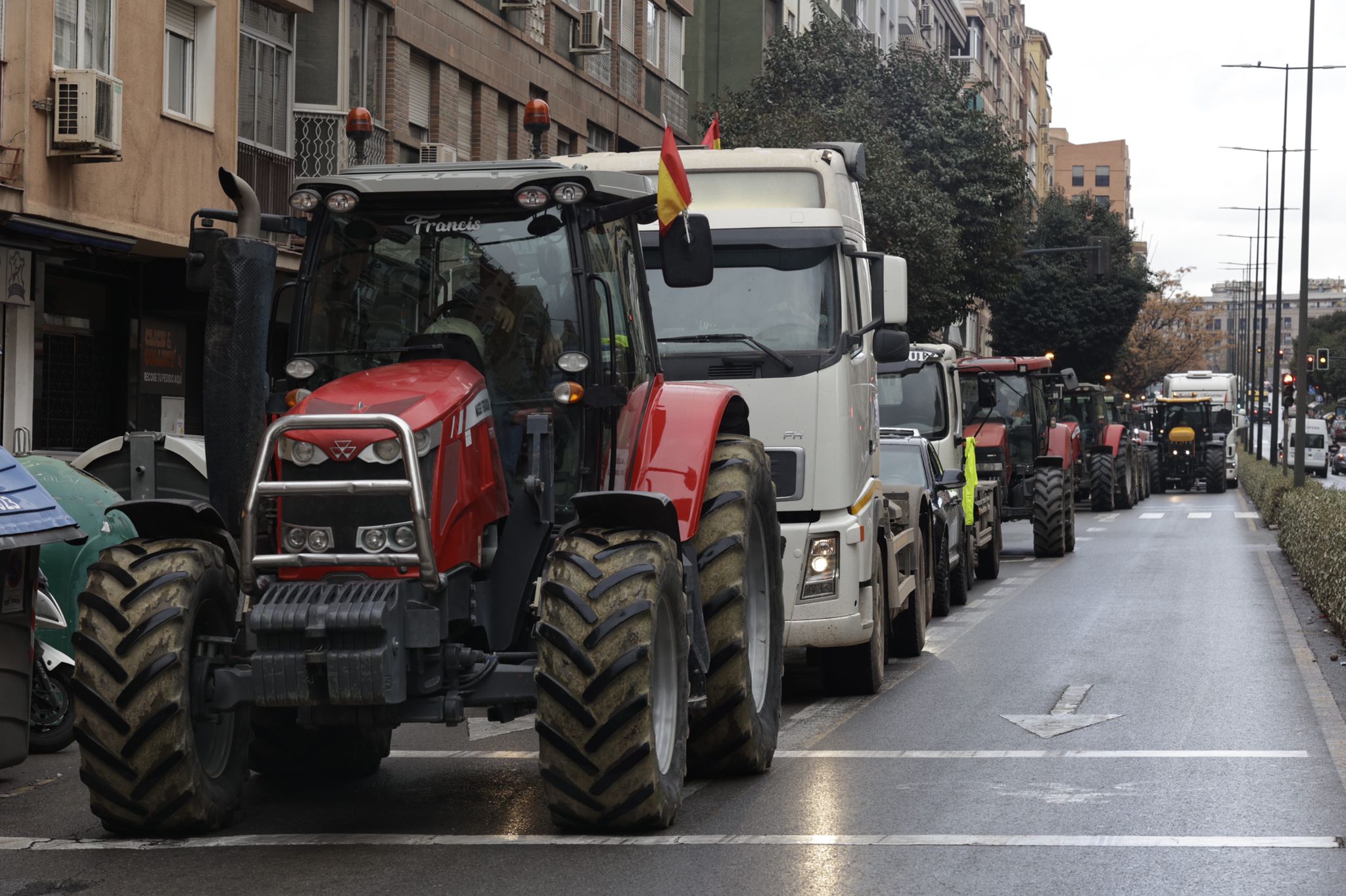 Tractores y camiones por el centro de Granada
