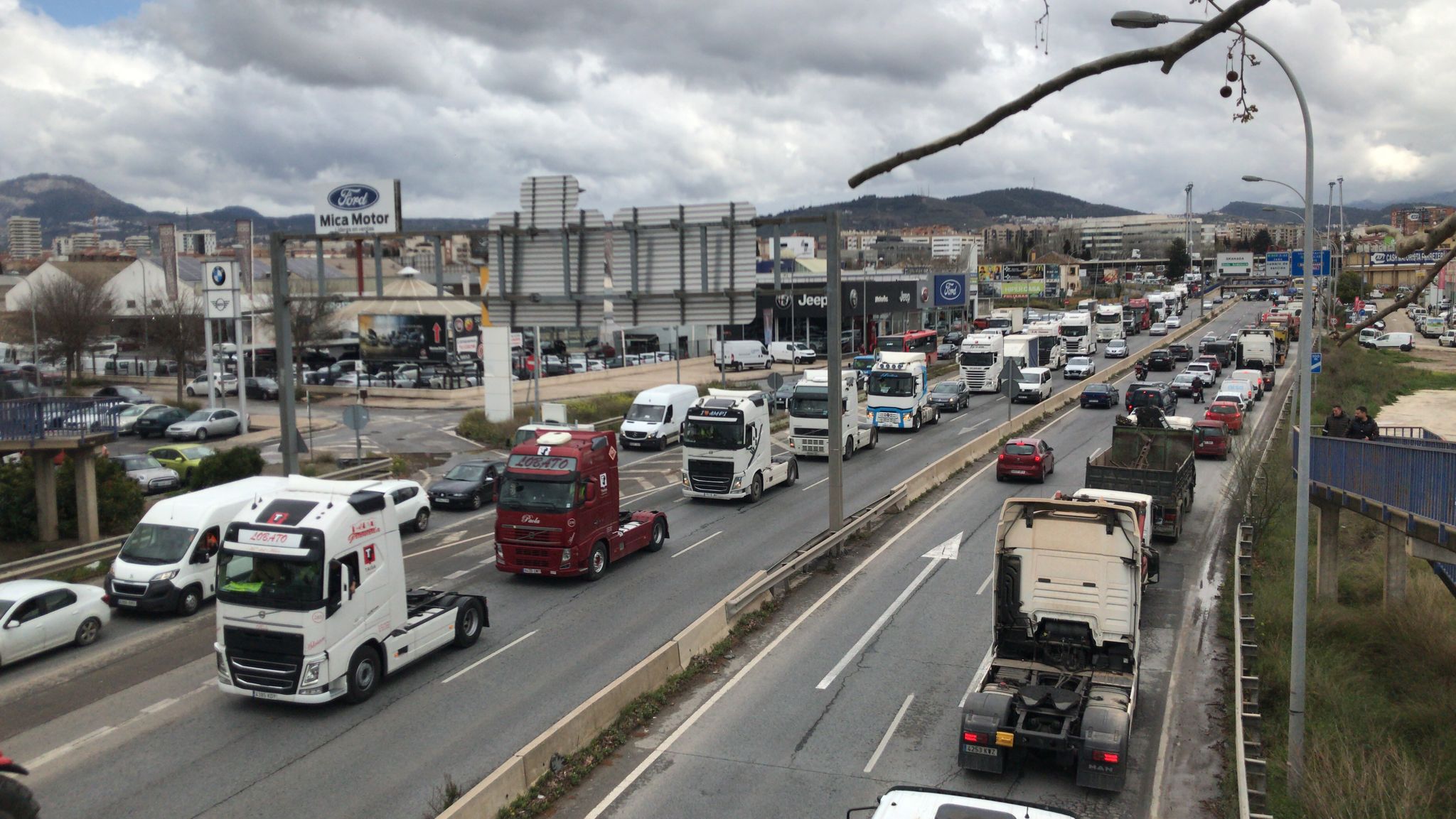 Tractores y camiones por el centro de Granada